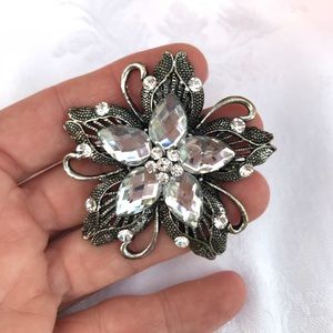 4/$20 jewelry SALE! Large bedazzled flower ring